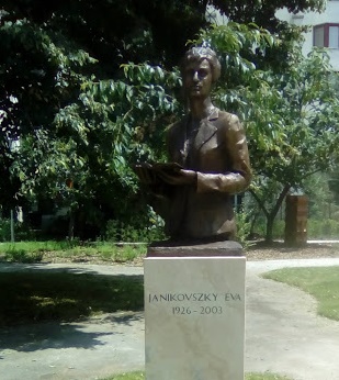 Janikovszky Éva-szobor avatása a Zöldfelületi Pihenőparkban