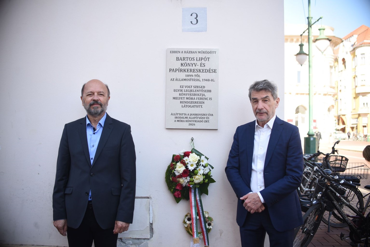 Szeged „Én vagyok Janikovszky Éva kisfia!” – emléktábla-avató a Kárász utcán – szeged.hu